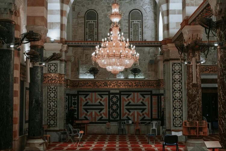 Iconic Mosques with Stunning Chandeliers